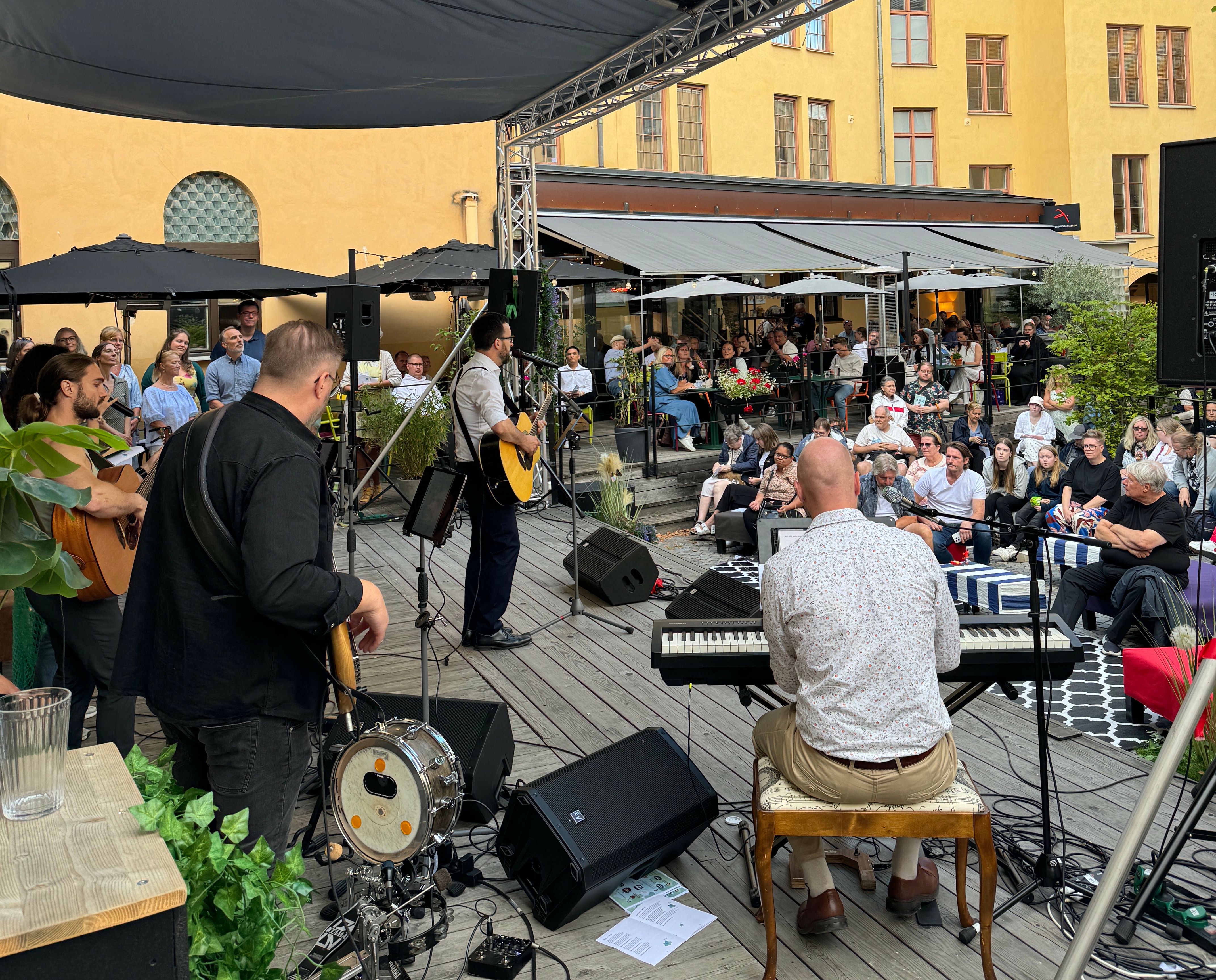 Stage view of band and audience at an allsång night